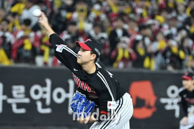 31일 대전 한화생명 볼파크 야구장에서 열린 '2025 신한 SOL 뱅크 KBO 한국시리즈 5차전' LG 트윈스와 한화 이글스 경기. LG 유영찬이 경기 9회 교체되 마운드에 올라 힘차게 투구하고 있다./마이데일리