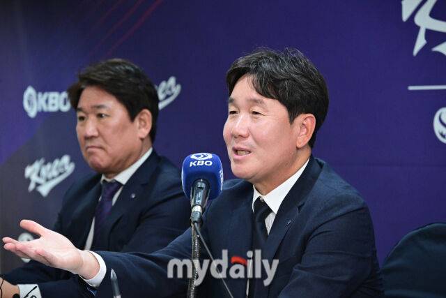 6일 오전 서울 중구 프레스센터에서 진행된 '2026 WBC 대표팀 기자회견'에서 류지현 감독과 조계현 전력강화위원장(왼쪽)이 취재진의 질문에 답하고 있다./중구=곽경훈 기자