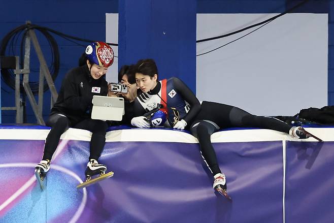 2026 밀라노-코르티나담페초 동계올림픽 개막을 하루 앞둔 6일 이탈리아 밀라노 아이스스케이팅 아레나에서 쇼트트랙 김길리(오른쪽)와 신동민이 훈련 중 잠시 쉬며 대화를 나누고 있다. [연합]
