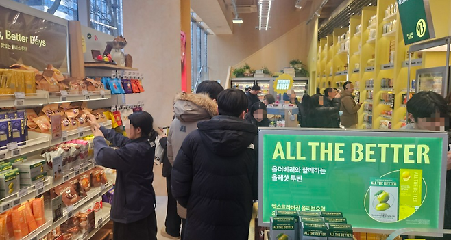 3일 방문한 서울 종로구 광화문의 ‘올리브베러’ 매장 풍경. 인근 직장인뿐 아니라 외국인 관광객 등이 몰려 일부 제품이 품절됐다. 이 자리는 2015년부터 최근까지 스타벅스가 있던 곳이다. 김진 기자