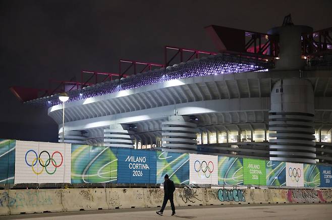 2026 밀라노-코르티나담페초 동계올림픽 개막을 하루 앞둔 5일(현지 시각) 개막식이 열릴 예정인 이탈리아 밀라노 산시로 스타디움에 조명이 켜져 있는 모습. [연합]