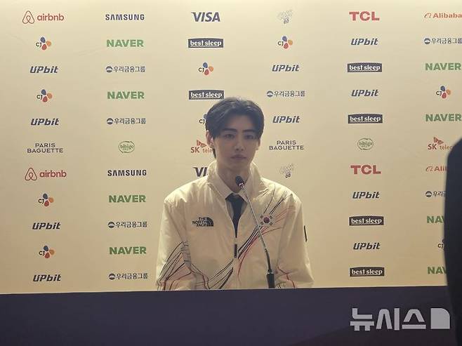 [밀라노=뉴시스] 김희준 기자 = 엔하이픈 성훈이 5일(현지 시간) 이탈리아 밀라노 빌라 네키 캄필리오에 조성된 코리아하우스에서 인터뷰를 하고 있다. 2026.02.05jinxijun@newsis.com