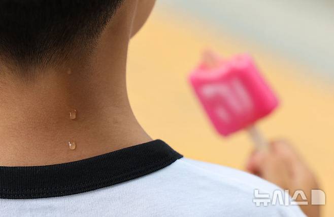 [서울=뉴시스] 권창회 기자 = 6일 의료계에 따르면 찬 음식은 일시적으로 목의 통증과 열감을 줄이는 효과는 있지만, 감기 회복을 앞당기거나 치료에 직접적인 도움을 주지는 않는다. 지난 7월 1일 서울 종로구 광화문광장 인근에서 어린이가 아이스크림을 먹고 있다. 해당 사진은 기사와 직접 관련이 없습니다. 2025.07.01. kch0523@newsis.com