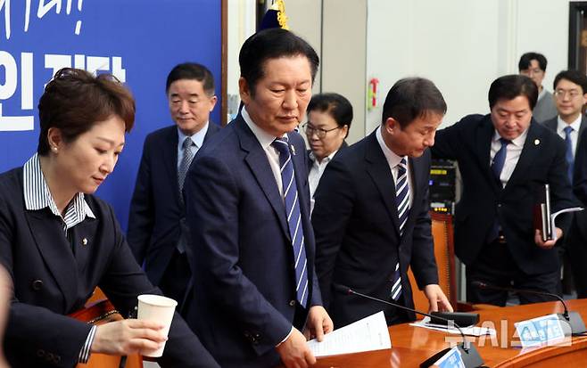 [서울=뉴시스] 조성봉 기자 = 정청래 더불어민주당 대표와 최고위원들이 4일 오전 서울 여의도 국회에서 열린 최고위원회의에 참석하고 있다. 2026.02.04. suncho21@newsis.com