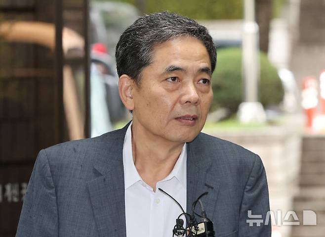 [서울=뉴시스] 황준선 기자 = 화천대유에서 일한 아들의 성과급과 퇴직금으로 거액의 뇌물을 받은 혐의로 추가 기소된 곽상도 전 의원이 지난해 9월20일 오후 서울 서초구 서울중앙지방법원에서 열린 첫 공판에 출석하며 취재진의 질문에 답변하고 있다. 2024.09.20. hwang@newsis.com