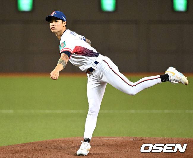 [OSEN=타이베이(대만), 이대선 기자] 그 어떤 대표팀보다 분위기가 좋다고 자부했던 류중일호가 프리미어12 B조 조별예선 첫 경기에서 충격패를 당했다.&nbsp;류중일 감독이 이끄는 한국 야구대표팀은 13일 대만 타이베이 타이베이돔에서 펼쳐진 2024 WBSC 프리미어12 B조 조별예선 대만과의 1차전에서 3-6으로 패했다.&nbsp;1회초 무사에서 대만 선발투수 린위민이 역투하고 있다. 2024.11.13 /sunday@osen.co.kr