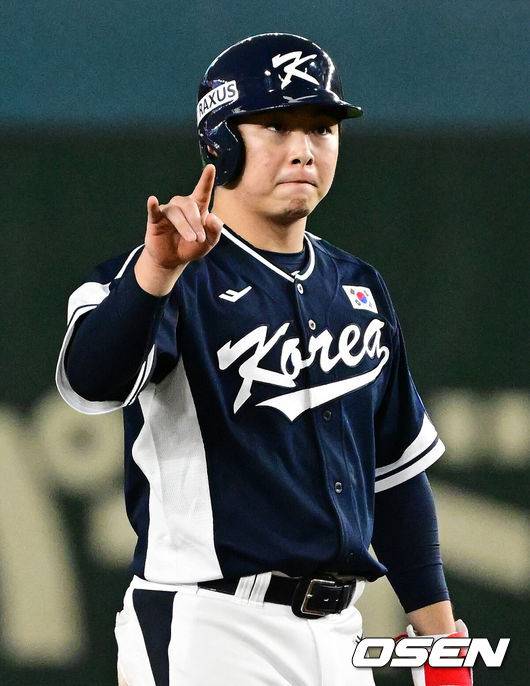 [OSEN=도쿄(일본), 조은정 기자]15일 일본 도쿄돔에서 ‘2025 NAVER K-BASEBALL SERIES’ 대한민국과 일본의 1차전 경기가 열렸다.한국은 곽빈, 일본은 소타니 류헤이를 선발투수로 내세웠다.7회초 2사 1루에서 대한민국 문현빈이 2루 도루에 성공하고 있다. 2025.11.15. /cej@osen.co.kr