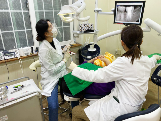 ▲서울시립 십대여성건강센터 '나는 봄'에서 봉사하는 전문의가 위기청소년을 진료하고 있다. ⓒ나는 봄