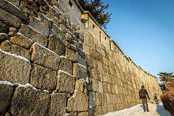 한양도성 성곽. 사진 한가운데를 기점으로 왼쪽과 오른쪽이 확연한 차이를 보이고 있다. 쌓인 시대가 다르다. 왼쪽은 조선 중기, 오른쪽은 후기로 추측된다고 한다.