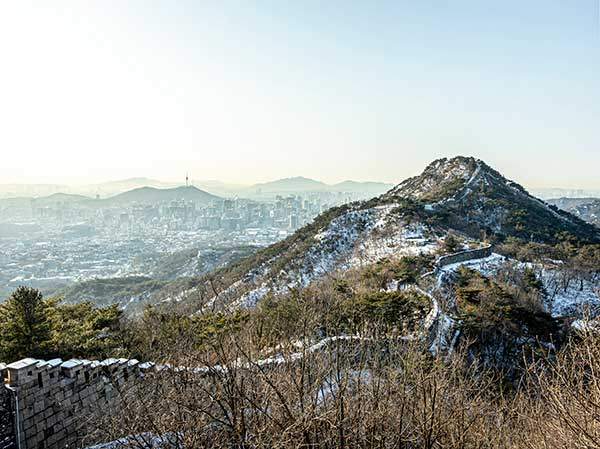한양도성 북악산권에서 가장 멋진 경관을&nbsp;볼 수 있는 곡성. 구불구불 이어지는 한양도성과 함께 서울 시내 전경을 눈에 담을 수 있다.