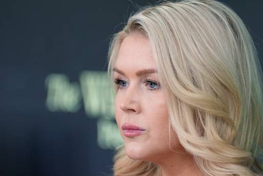 캐롤라인 레빗 미국 백악관 대변인이 5일(현지시간) 정례 브리핑 도중 심각한 표정을 지어 보이고 있다. AP연합뉴스