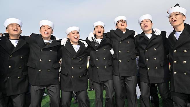 &nbsp;6일 경남 창원시 진해구 해군교육사령부에서 열린 해군병 721기 수료식에서 해군병들이 자축하고 있다. (사진=해군교육사령부 제공)&nbsp;