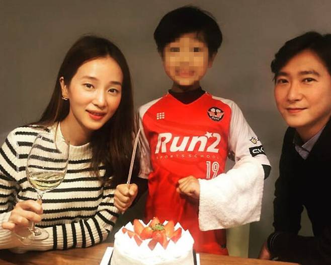 전문의 아내 허양임 교수의 세심한 조력과 아들 승재 군의 존재는 고지용이 혹독한 비즈니스 세계에서 버텨내는 가장 큰 원동력이다. 고지용 SNS