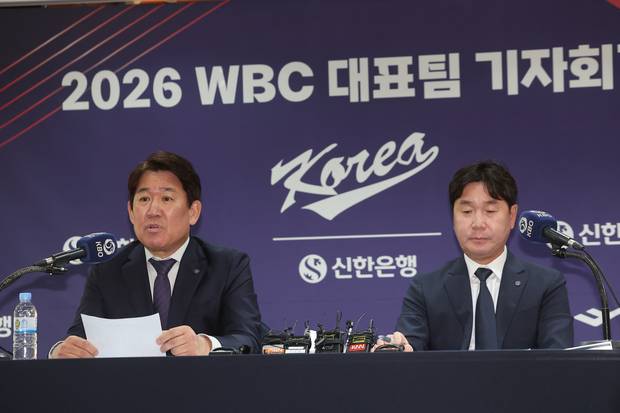 조계현(왼쪽) KBO 전력강화위원장과 류지현 야구 대표팀 감독이 WBC 대표팀 명단을 공개하고 있다. 연힙뉴스
