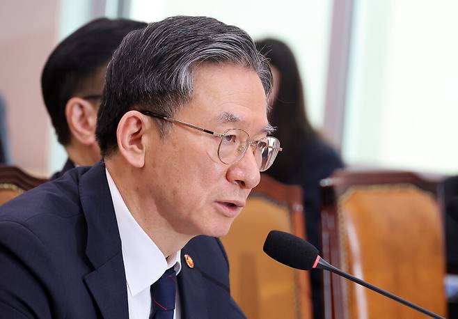 정성호 법무부 장관이 2월4일 국회에서 열린 법제사법위원회 전체회의에서 의원 질의에 답변하고 있다. ⓒ연합뉴스