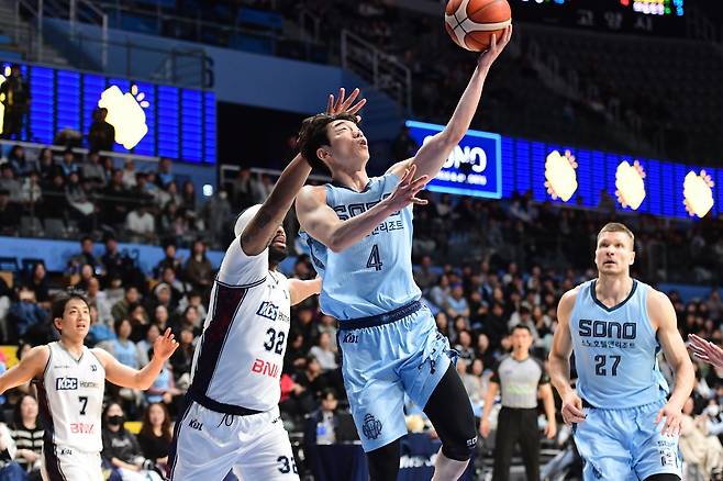 소노 이재도(4번)는 늑골 부상에서 회복한 이후 코트에서 제 기량을 찾아가고 있다. 팀과 함께 반등해 6강 PO에 진출하겠다는 각오다. 사진제공｜KBL