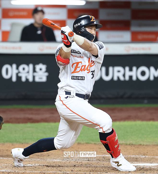 ▲ 1년 1억원의 계약을 통해 한화 이글스에 잔류한 손아섭. 손아섭은 계약 후 "다시 저를 선택해주셔서 구단에 감사드린다"며 "캠프에 조금 늦게 합류하지만 몸은 잘 만들어 뒀다. 2026시즌에도 한화이글스가 다시 높이 날아오를 수 있도록 제 자리에서 최선을 다하겠다"고 말했다. ⓒ곽혜미 기자