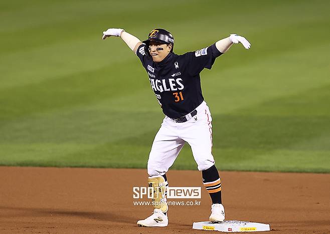 ▲ 1년 1억원의 계약을 통해 한화 이글스에 잔류한 손아섭. 손아섭은 계약 후 "다시 저를 선택해주셔서 구단에 감사드린다"며 "캠프에 조금 늦게 합류하지만 몸은 잘 만들어 뒀다. 2026시즌에도 한화이글스가 다시 높이 날아오를 수 있도록 제 자리에서 최선을 다하겠다"고 말했다. ⓒ곽혜미 기자