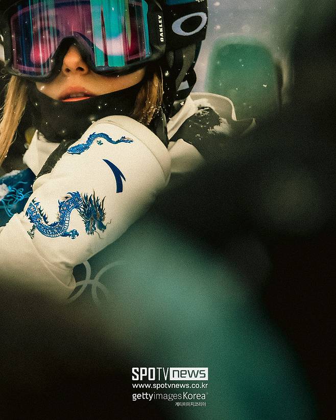 ▲ 2003년생인 구아이링은 세계 프리스키 신예로 떠오른 2022년 이후 연애 스캔들이 많진 않았지만 몇 차례 화제를 모은 적은 있다. 현재 구아이링은 중국을 대표해 생애 2번째 동계올림픽 출전을 준비하고 있다. 이번 밀라노 동계올림픽에선 하프파이프와 빅에어, 슬로프스타일 등 총 3개 종목에 출전할 예정이다.