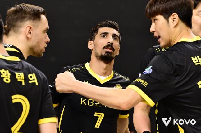 KB손해보험 시절 야쿱(가운데). /사진=한국배구연맹 제공