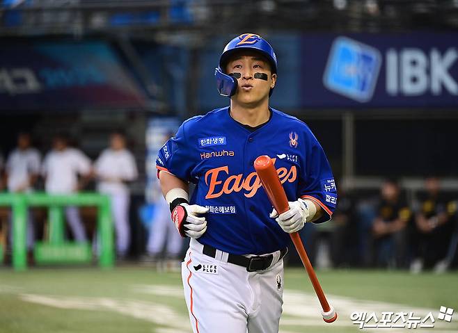 이번 FA 시장에서 유일하게 미계약자로 남아있던 손아섭이 5일 원소속팀 한화 이글스와 1년 1억원 계약서에 도장을 찍었다. 지난해 연봉 5억원에서 80%(4억원)나 삭감된 금액이다. 만약 손아섭이 FA 자격 행사가 아닌 한화와의 연봉 협상을 통해 재수를 노렸다면 어땠을까. 그는 2022시즌 커리어로우를 경신한 뒤 이듬해 리그 타격왕을 차지하며 극적인 반등을 이뤄낸 경험이 있다. 손아섭이 한 해 동안 이전처럼 눈부신 반등 스토리를 보여준 뒤 FA 시장에 나갔다면 어떤 결과가 따라왔을지는 아무도 모르는 일이다. 엑스포츠뉴스 DB