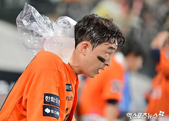 이번 FA 시장에서 유일하게 미계약자로 남아있던 손아섭이 5일 원소속팀 한화 이글스와 1년 1억원 계약서에 도장을 찍었다. 지난해 연봉 5억원에서 80%(4억원)나 삭감된 금액이다. 만약 손아섭이 FA 자격 행사가 아닌 한화와의 연봉 협상을 통해 재수를 노렸다면 어땠을까. 그는 2022시즌 커리어로우를 경신한 뒤 이듬해 리그 타격왕을 차지하며 극적인 반등을 이뤄낸 경험이 있다. 손아섭이 한 해 동안 이전처럼 눈부신 반등 스토리를 보여준 뒤 FA 시장에 나갔다면 어떤 결과가 따라왔을지는 아무도 모르는 일이다. 엑스포츠뉴스 DB