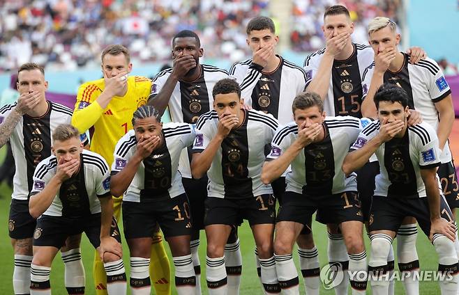 독일 '입틀막' 퍼포먼스 [EPA 연합뉴스 자료사진. 재판매 및 DB 금지]