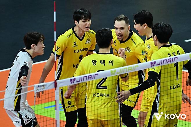 파이팅 외치는 KB손해보험 선수들 [한국배구연맹 제공. 재판매 및 DB 금지]