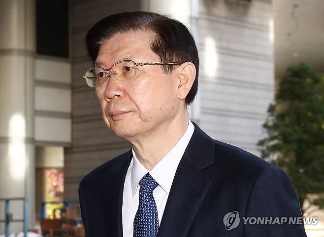 증인으로 윤석열 재판 출석하는 박종준 전 경호처장 (서울=연합뉴스) 신현우 기자 = 박종준 전 대통령경호처장이 7일 서울 서초구 서울중앙지법에서 열린 윤석열 전 대통령의 특수공무집행방해 등 혐의 속행 공판에 증인으로 출석하고 있다. 2025.11.7 [공동취재] nowwego@yna.co.kr