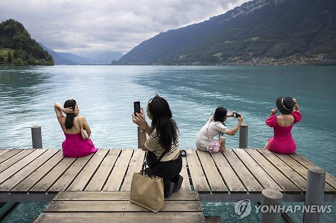 스위스 이젤트발트 '사랑의 불시착' 부두에서 인증샷을 찍는 관광객들 [EPA=연합뉴스. 재판매 및 DB 금지]