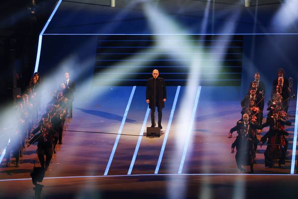 7일(한국시간) 이탈리아 밀라노 산시로 스타디움에서 열린 2026 밀라노-코르티나담페초 동계올림픽 개회식에서 세계적인 성악가 안드레아 보첼리가 공연을 하고 있다. /연합뉴스