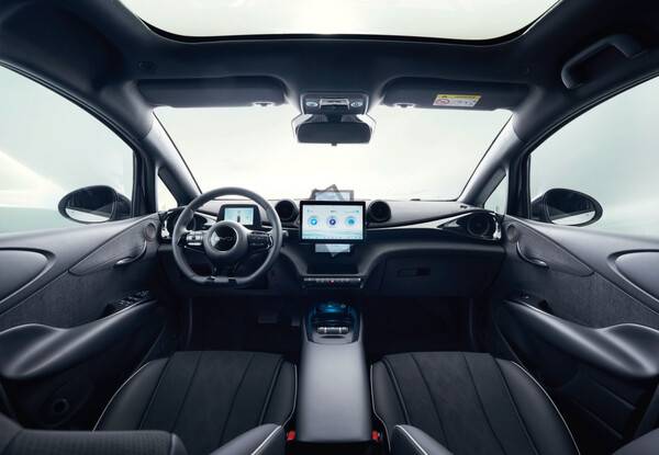 BYD코리아가 2000만원대 소형 전기차 '돌핀'을 선보이며 국내 전기차 시장 공략에 나선다. BYD코리아 제공