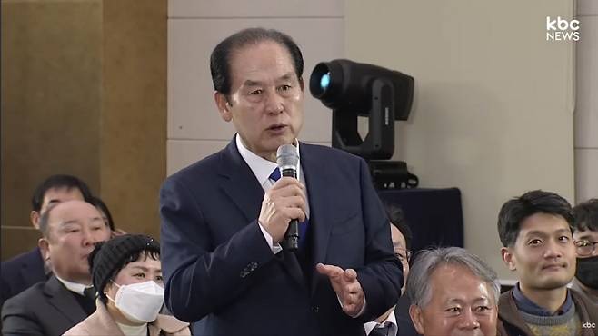 지난 4일 전남 해남문화예술회관에서 열린 광주·전남 행정통합 찾아가는 타운홀미팅에서 발언 중인 김희수 진도군수. /kbc 뉴스 유튜브 캡처