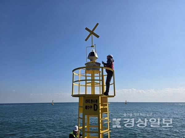 시설항로 표지 점검. 울산해수청 제공