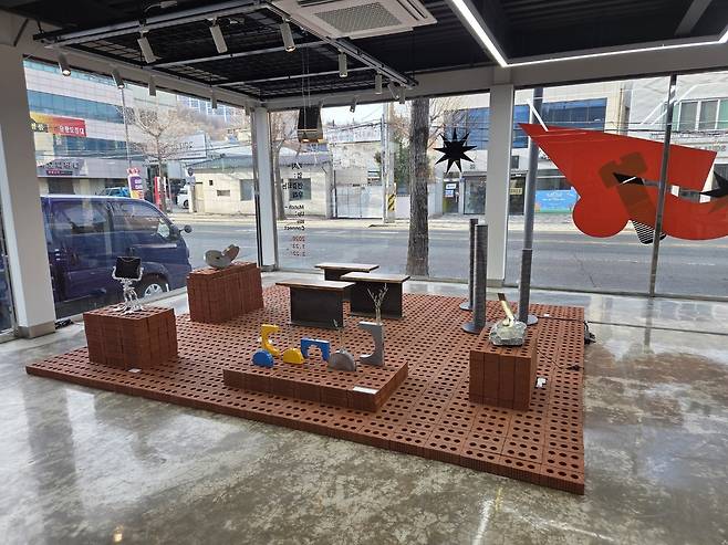 ‘매치-업: 연결되는 우리’전에서 선보이고 있는 산업 자재와 첨단 기술을 예술적 감각으로 재해석한 공예 작품들. /윤희정기자