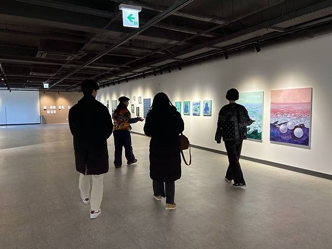 ▲ 경북 의성군 단밀면 의성농촌효테마공원 2층 효리스페이스에서 6일, 관람객들이 기획전 '공경'에 참여한 전체 작가들의 작품이 설치된 전시 공간을 따라 이동하며 관람하고 있다. 의성문화사