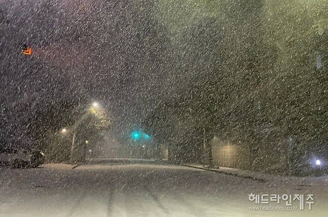7일 밤 많은 눈이 내리고 있는 제주시내 거리. ⓒ헤드라인제주