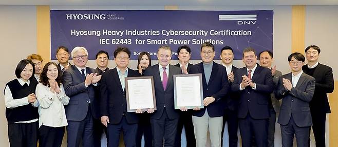 효성중공업이 5일 산업 보안 국제표준 'IEC 62443-4-1' 인증 획득을 기념하며 사진촬영을 하고 있다. / 효성중공업