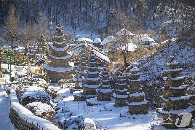 눈 속에서 더 이국적인 사찰, 용인 와우정사.(경기관광공사 제공. 재판매 및 DB금지)/뉴스1