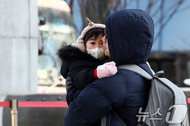 한파가 이어지는 30일 서울 종로구 광화문광장에서 시민들이 발걸음을 옮기고 있다. 2026.1.30 ⓒ 뉴스1 최지환 기자