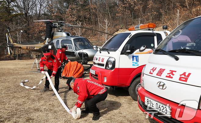 지난달 26일 경기 수원시 장안구 산불진화헬기 임시계류장에서 수원시 산불감시원과 헬기 정비사가 다목적 산불진화차량 및 산불 대응 헬기를 점검하고 있다. 앞서 산림청은 산불위기경보를 '주의'로 상향하고 전국에 산불 경계령을 내렸다. 2026.1.26 ⓒ 뉴스1 김영운 기자