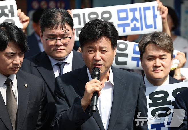 김용 전 민주연구원 부원장이 지난해 8월20일 오전 경기 화성시 마도면 화성직업훈련교도소에서 보석으로 석방된 후 입장을 밝히고 있다. 2025.8.20 ⓒ 뉴스1 김영운 기자