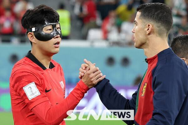 2022 카타르 월드컵에서 맞대결을 펼쳤던 손흥민과 크리스티아누 호날두. /사진=뉴시스(AP)