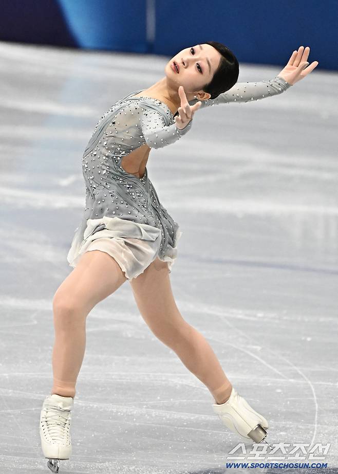 6일 이탈리아 밀라노 아이스스케이팅 아레나에서 열린 피겨 단체전 여자 쇼트프로그램 경기. 연기를 펼치고 있는 신지아. 밀라노(이탈리아)=송정헌 기자songs@sportschosun.com/2026.02.06/