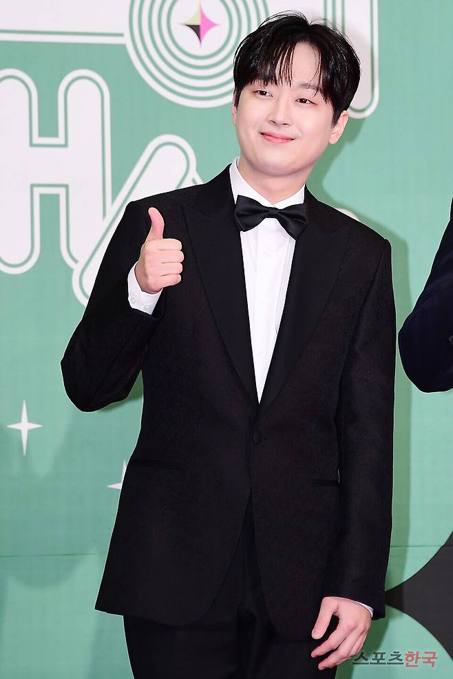 '2023 KBS 연예대상' 레드카펫 포토월 행사에 참석한 가수 이찬원. ⓒ이혜영 기자 lhy@hankooki.com