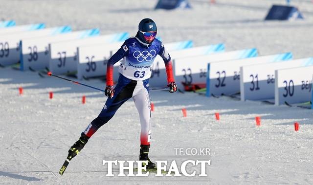 이의진(부산광역시 체육회)과 한다솜(경기도청)이 2026 밀라노·코르티나담페초 동계올림픽 크로스컨트리 경기에서 레이스를 끝까지 마치지 못했다. 사진은 2022년 2월 5일 중국 허베이성 장자커우 국립 크로스컨트리센터에서 열린 2022 베이징 동계올림픽 크로스컨트리 여자 7.5km+7.5km 스키애슬론 종목에 출전해 주행하는 한다솜 모습. /뉴시스