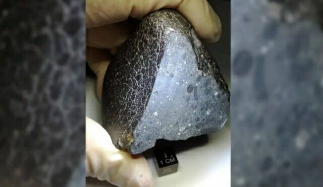 NWA 7034, 일명 블랙 뷰티는 무게 약 320g의 어두운 색을 띠는 운석으로, 화성에서 유래했다. (사진=NASA)