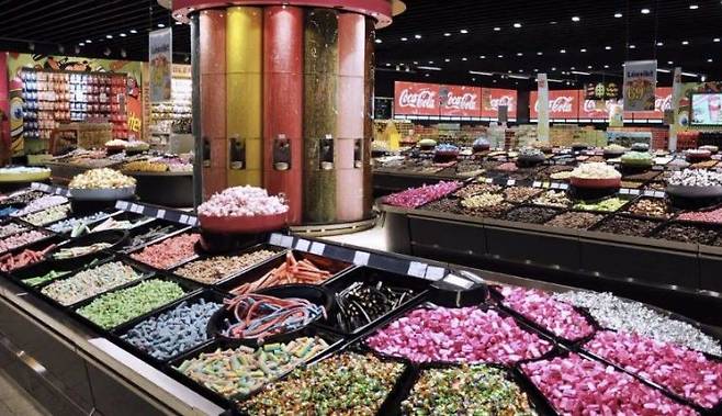 노르웨이 소비자들은 설탕 제품이 비싼 자국 대신 해외에서 디저트류를 소비하는 것으로 나타났다. 사진은 스웨덴의 한 사탕 매장. 가디언 캡처