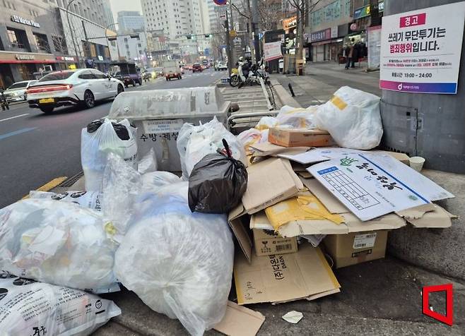 4일 오후 5시경 서울 중구 남대문시장 끝자락인 회현역 5번출구 인근에 쓰레기 더미가 버려져 있다. 각종 종량제봉투 사이에 관광객이 버린 것으로 추정되는 종이컵과 담배꽁초가 나뒹굴고 있다. 쓰레기 배출 시간인 오후 7시가 되지 않은 시점이었다. 전봇대에는 '쓰레기 무단투기는 범죄행위입니다'라는 문구가 적혀 있다. 오지은 기자