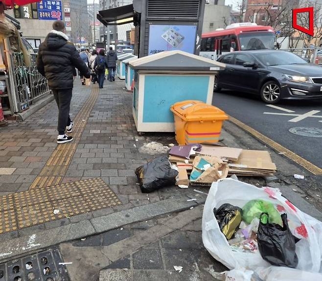4일 오후 5시경 서울 중구 남대문시장 인근 거리에 쓰레기가 버려져 있다. 사진 왼쪽에서는 외국인 행인이 음료를 다 마신 일회용 컵을 든 채 거리를 걷고 있다. 오지은 기자